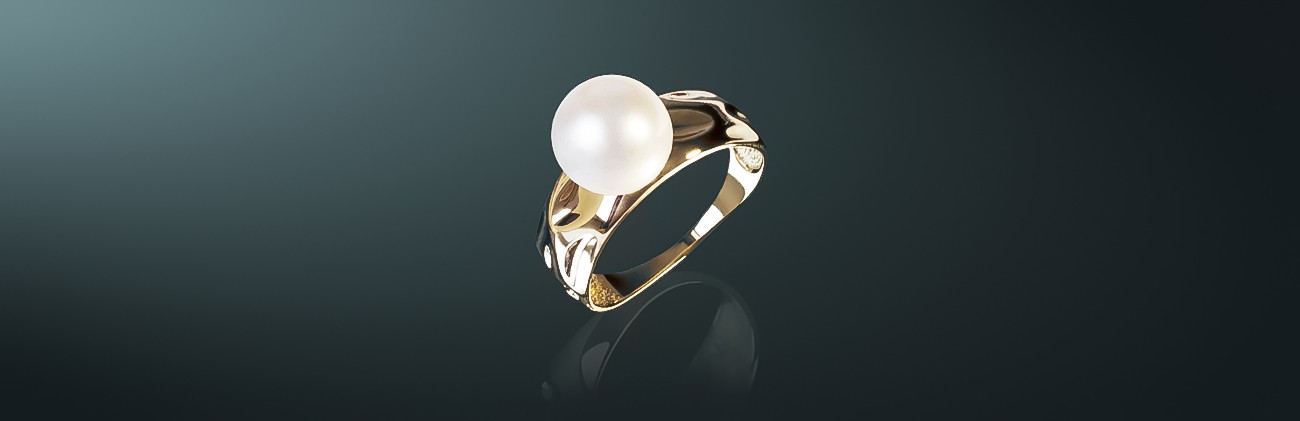 Кольцо с белым пресноводным жемчугом класса ААА (высший): золото 585˚, государственное пробирное клеймо. к-140862